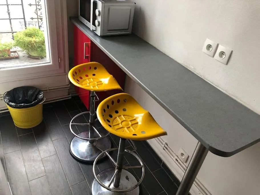 2 Pieces Lumineux Avec Balcon Filant Apartment Paris France